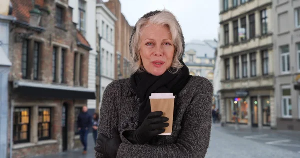 Gelukkig Senior Vrouw Toeristische Brugge Bedrijf Warme Kop Koffie Koude — Stockfoto