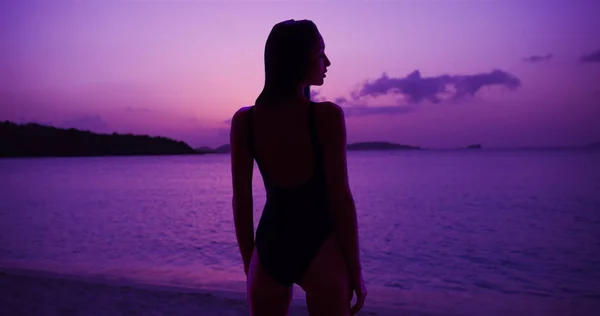 一个西班牙女孩在加勒比海海滩上的紫色日落时摆姿势 — 图库照片