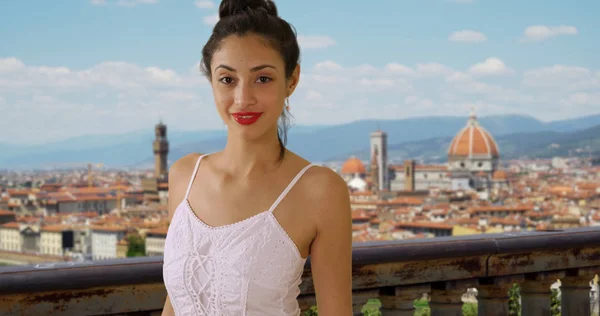 Retrato Casual Feliz Mujer Latina Sonriente Vacaciones Florencia —  Fotos de Stock