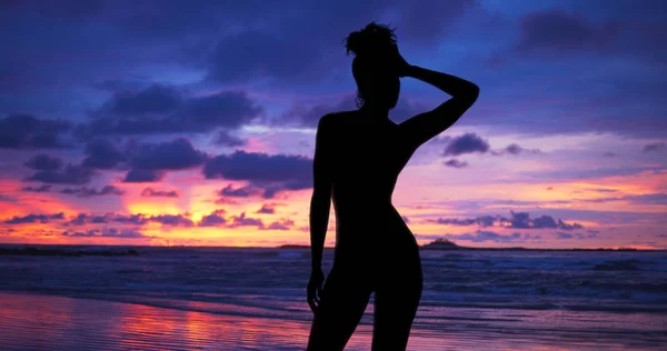 Pojedynczy Sylwetka Zmysłowe Kobiety Stojącej Zachód Słońca Plaży Hawajach — Zdjęcie stockowe