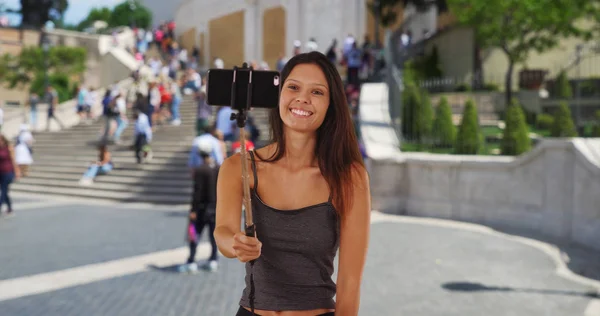 スペイン階段で愚かな Selfies を取るローマの休暇かわいい千年女の子 — ストック写真