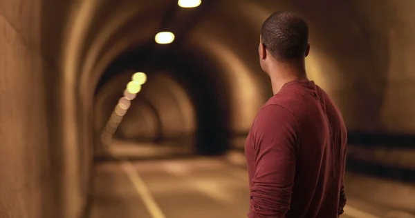 Afro Américain Regarde Dans Tunnel — Photo
