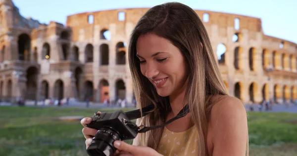 Brunetka Tysiąclecia Niej 20S Robienia Zdjęć Aparatu Przez Koloseum Rzymie — Zdjęcie stockowe