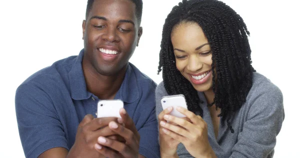 Joven Pareja Afroamericana Enviando Mensajes Texto Teléfonos Celulares Juntos — Foto de Stock