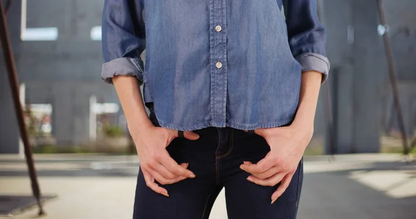 外のジーンズのベルトループに親指をフックする白人女性のクローズ アップ — ストック写真