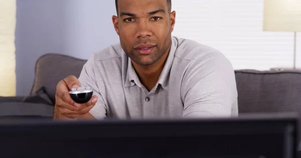 Hombre Africano Hojeando Canales Televisión —  Fotos de Stock