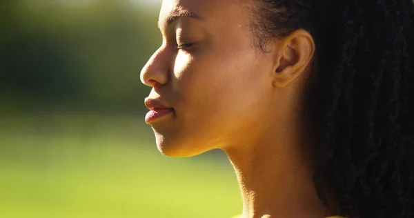 Femme Africaine Fermant Les Yeux — Photo