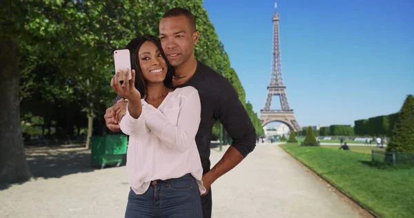 African Male Female Take Photos Themselves Eiffel Tower Paris — Stock Photo, Image
