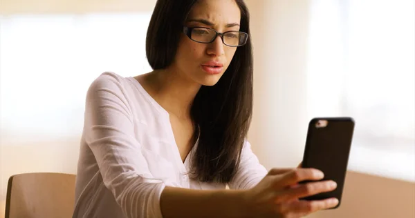 Spansktalande Kvinna Använder Sin Smarta Telefon Jobbet — Stockfoto