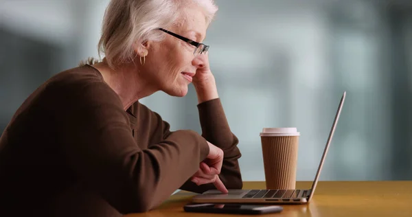 Moderna Mujer Anciana Navegar Por Internet Beber Café Dentro Del — Foto de Stock