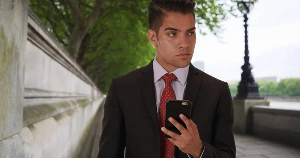 Homem Negócios Latino Mensagens Texto Telefone Celular Por River Thames — Fotografia de Stock