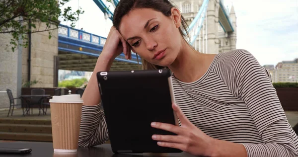 Millennial Femme Assise Une Table Café Avec Tablette Londres Par — Photo