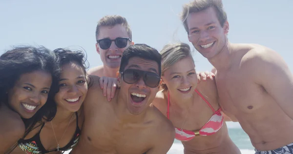 Retrato Joven Adulto Interracial Grupo Amigos Sonriendo Cámara —  Fotos de Stock