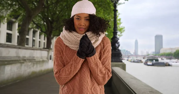 Mulher Negra Férias Londres Sobre Tempo Frio Pelo Tamisa — Fotografia de Stock