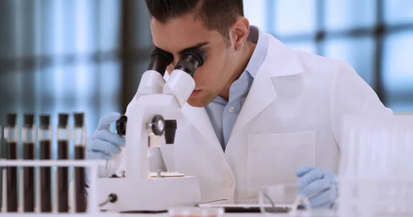 Młodzi Hiszpanie Rekonstruującej Patrząc Próbki Krwi Pomocą Mikroskopu — Zdjęcie stockowe