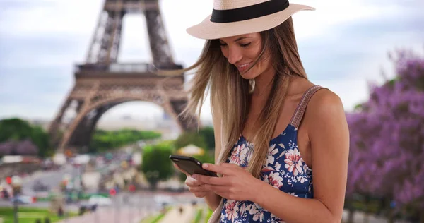 Millennial Girl Ihren 20Ern Sms Auf Dem Handy Paris Eiffelturm — Stockfoto