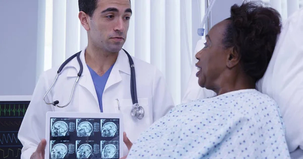 Charmante Latino Ärztin Zeigt Patientin Scans Ihres Gehirns Auf Tablet — Stockfoto