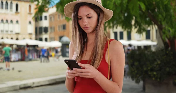 Kaukasische Hipster Meisje Haar 20S Sms Mobiel Italiaanse Stad Instelling — Stockfoto
