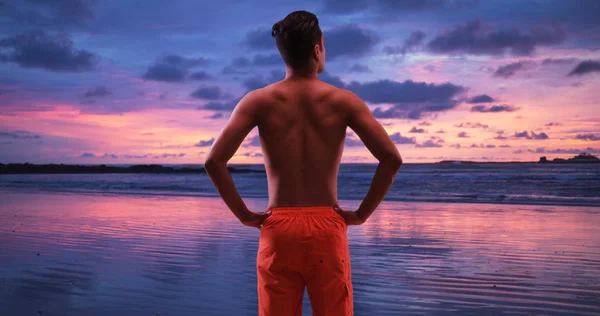 Milenar Hispânico Homem Férias Tropicais Apreciando Pôr Sol Férias — Fotografia de Stock