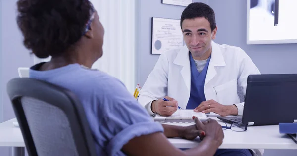 Feliz Paciente Mayor Hablando Con Médico Consultorio Médico Sobre Buena — Foto de Stock