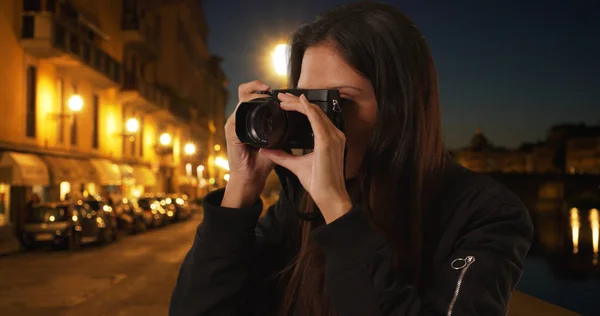 Hipster Chica Italia Tomando Fotografías Mientras Que Calle Ciudad Por —  Fotos de Stock