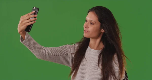 Schöne Weiße Frau Macht Selfies Mit Smartphone Auf Grünem Bildschirm — Stockfoto