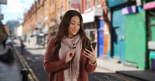 Mujer Latina Lindo Uso Aplicación Teléfono Inteligente Para Direcciones — Foto de Stock