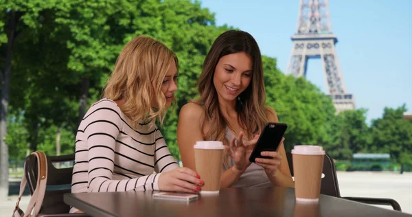 Zwei Süße Weiße Mädchen Sitzen Mit Handy Eiffelturm — Stockfoto