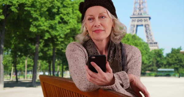 Turista Sênior Paris Mensagens Texto Com Telefone Celular Pela Torre — Fotografia de Stock