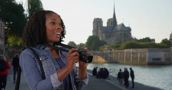 Niedliche Schwarze Frau Fotografiert Seine Flussansicht Von Notre Dame Hintergrund — Stockfoto