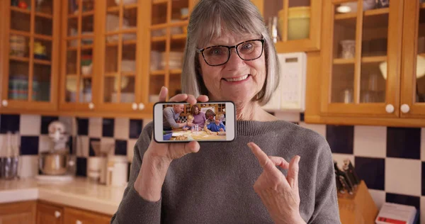 Happy Bílé Babička Předvádí Video Rodiny Mobilním Zařízení Kuchyni — Stock fotografie