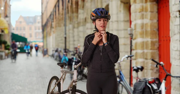 Kobiet Rowerzysta Przerwę Rowerów Jazda Konna Europie — Zdjęcie stockowe