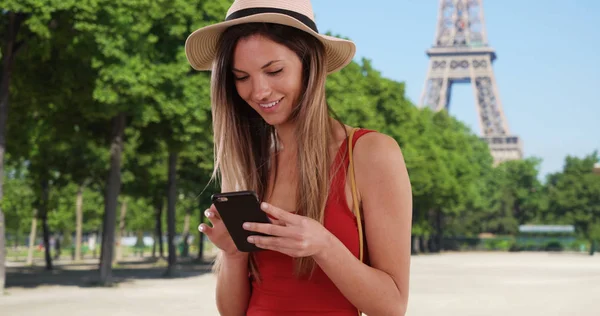 Feliz Mujer Milenaria Sombrero Camiseta Usando Aplicación Teléfono Torre Eiffel — Foto de Stock