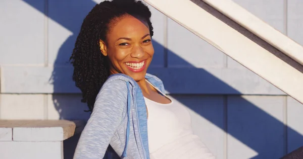 Feliz Mujer Negra Sentada Escaleras Aire Libre Riendo — Foto de Stock