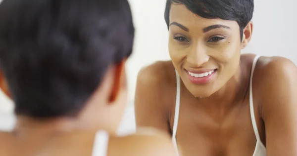 Mulher Negra Limpeza Rosto Com Água Olhando Espelho — Fotografia de Stock