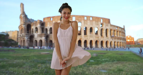 Sexy Latina Hembra Empujando Vestido Abajo Viento Cerca Romana Coliseo — Foto de Stock