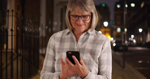 Sorridente Donna Anziana Utilizzando Telefono Inviare Messaggi Testo Sul Marciapiede — Foto Stock