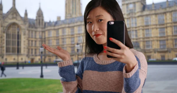 Close Turista Bonito Tirar Selfie Com Smartphone Por Westminster Palácio — Fotografia de Stock