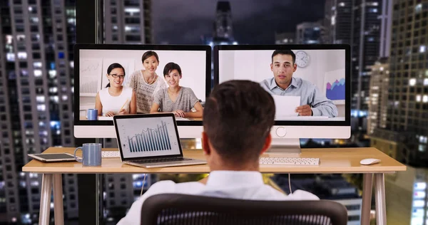 Zakenman Kantoor Nachts Praten Met Internationale Werknemers — Stockfoto