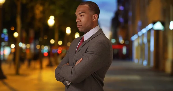 Entschlossener Afrikanisch Amerikanischer Geschäftsmann Auf Den Champs Élysées Paris — Stockfoto
