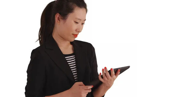 Glada Unga Asiatiska Företag Dam Med Handhållen Tablett Dator För — Stockfoto
