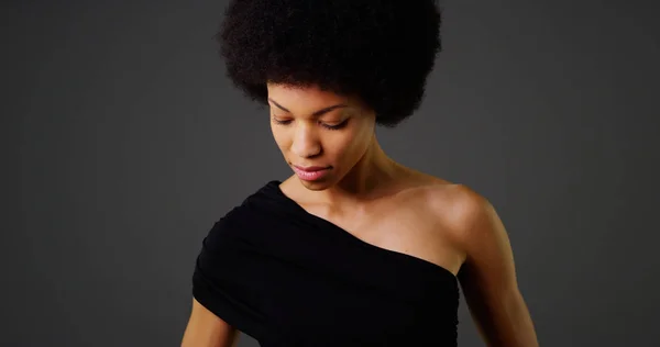 Afrikalı Kadın Şık Siyah Elbise Gri Arka Plan Üzerinde — Stok fotoğraf