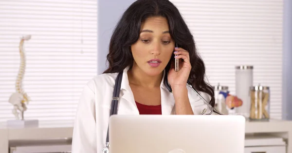 Mexican Doctor Talking Her Smartphone Office — Stock Photo, Image