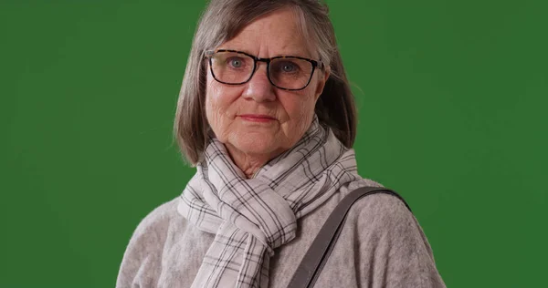 Retrato Mulher Idosa Sombria Olhando Para Câmera Tela Verde — Fotografia de Stock