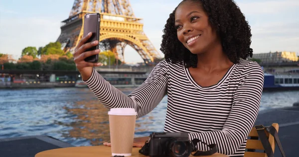 Bonita Mujer Negra Toma Selfies Cerca Torre Eiffel Atardecer — Foto de Stock