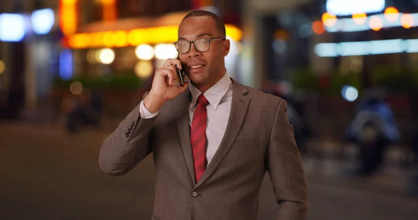 Encantador Ejecutivo Corporativo Afroamericano Discutiendo Negocios Smartphone — Foto de Stock