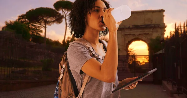 Привлекательная Чернокожая Туристка Пользуется Планшетом Открытом Воздухе Риме Золотой Час — стоковое фото