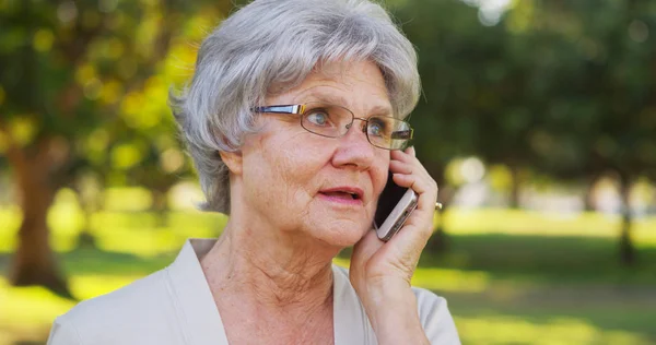 Старшая Женщина Разговаривает Смартфону Парке — стоковое фото