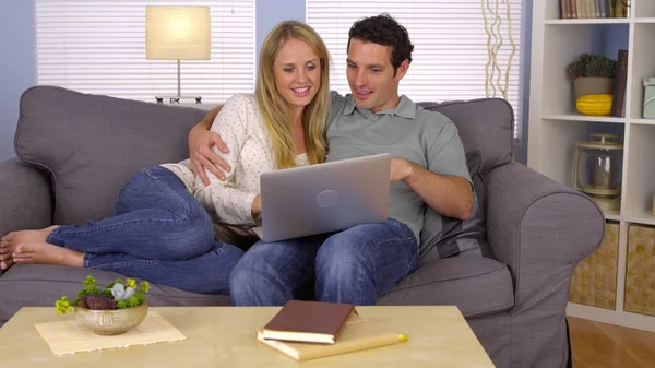 甜蜜的夫妇使用笔记本电脑在沙发上 — 图库照片