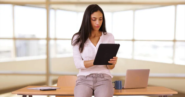 Uma Mulher Negócios Hispânica Trabalha Seu Tablet — Fotografia de Stock